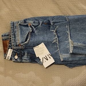 Brand new zara straight jeans size USA 6, these run small.